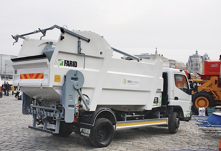 Мусоровоз Fuso Canter: вид сзади